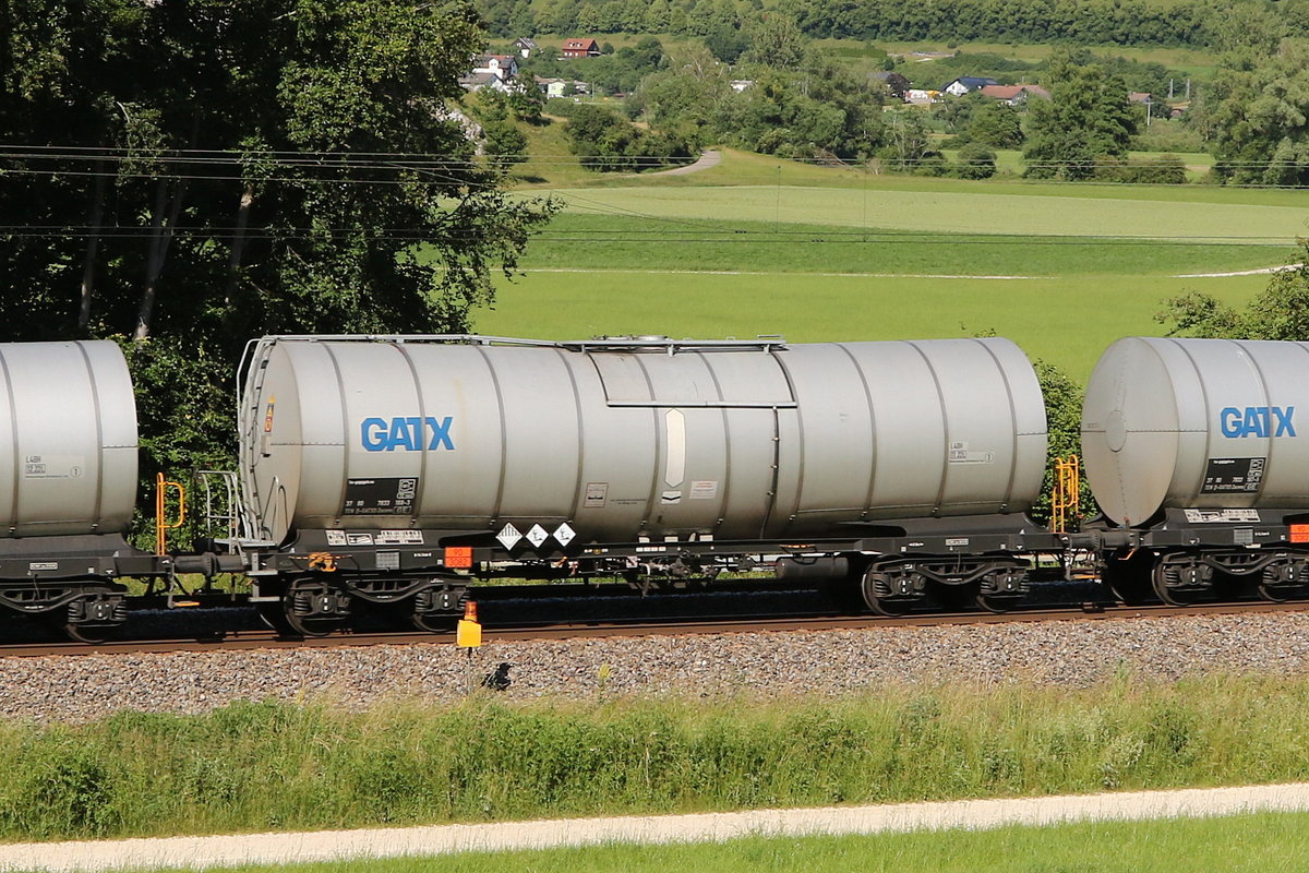7833 158 (Zacens) von  GATX  am 24. Juni 2020 bei Dollnstein/Altmhltal.