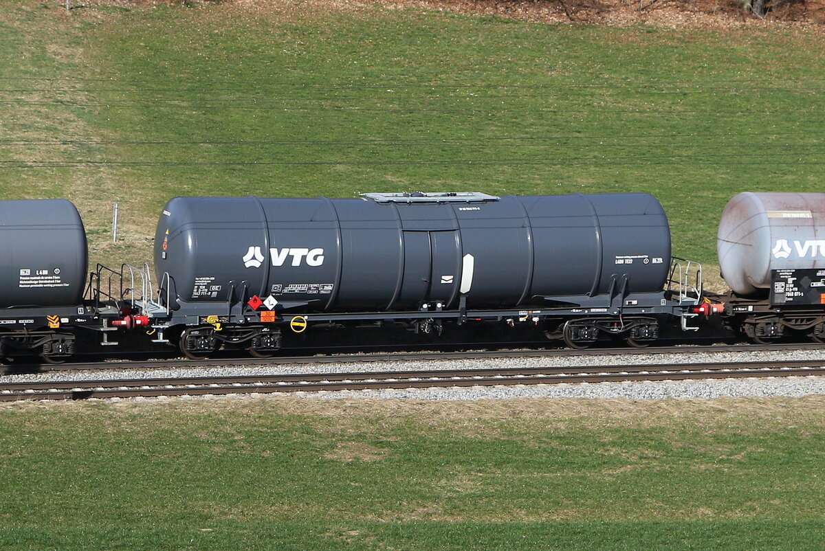 7843 711 (Zans) von  VTG  am 18. Februar 2024 bei Axdorf.
