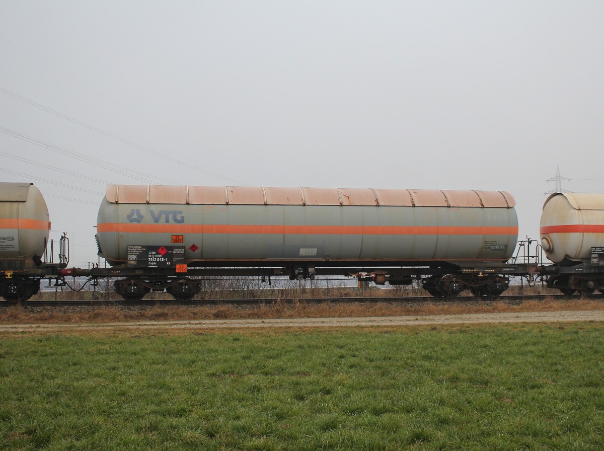 7912 045-1 (Zagkks) von  VTG  aus Burghausen kommend am 30. Dezember 2015 bei Pirach.