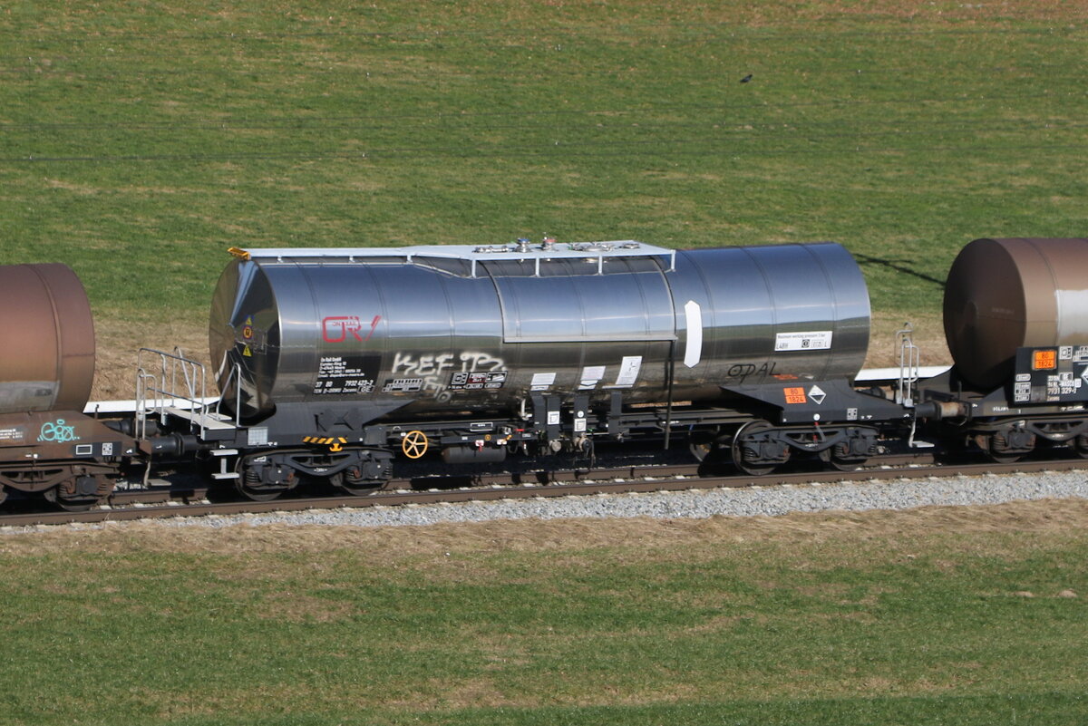 7932 423 (Zacens) von  On Rail  am 5. Februar 2024 bei Axdorf.