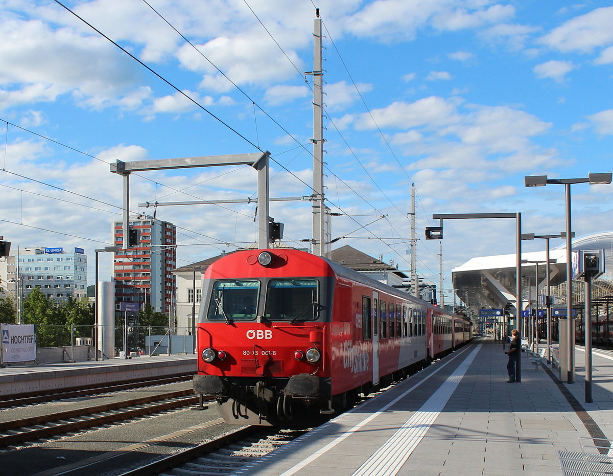 80-73 061-8 kurz vor der Abfahrt aus dem Salzburger Bahnhof am 13. Juli 2012.