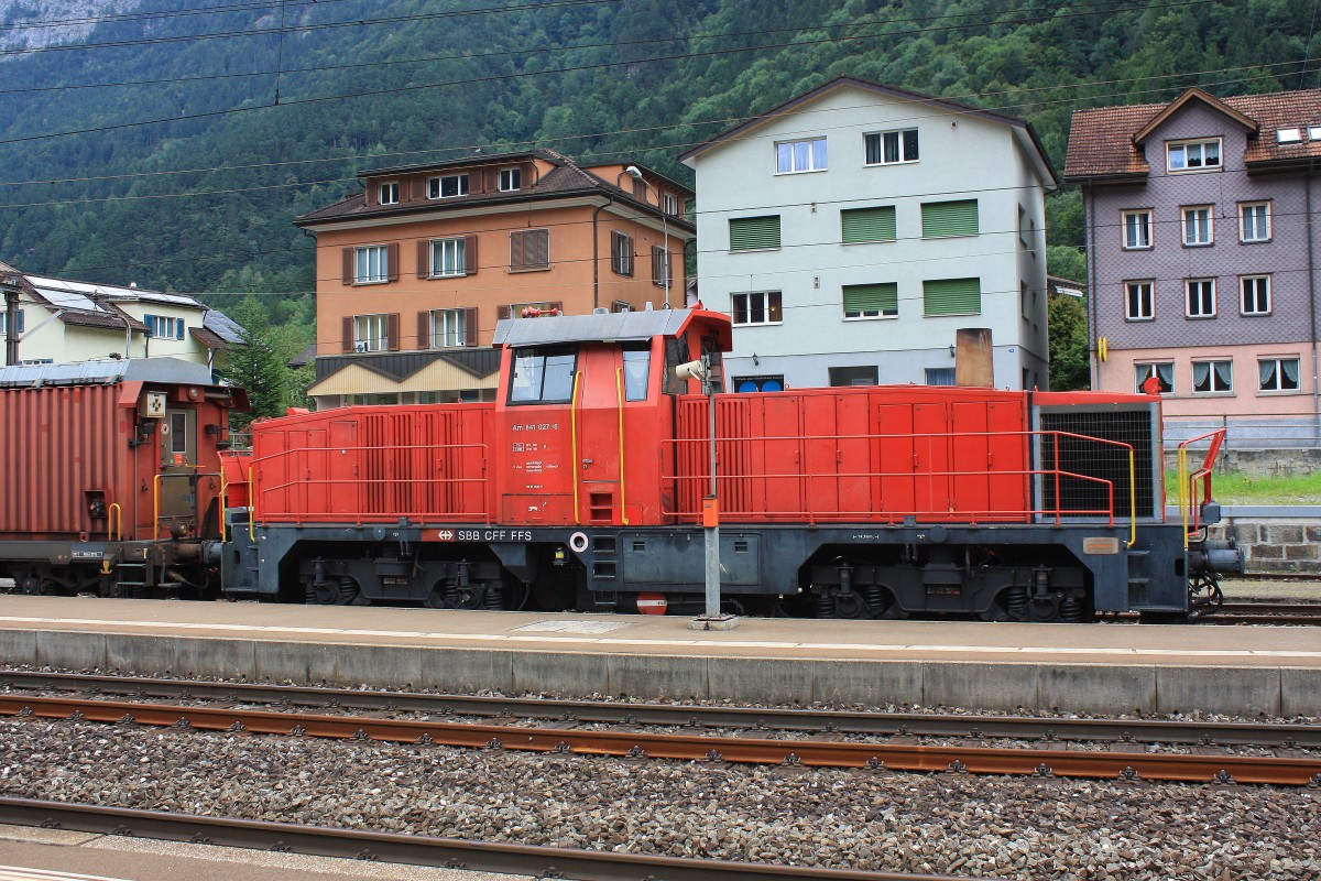 841 027-6 vor dem Rettungszug am 20. August 2014 im Bahnhof von Erstfeld.