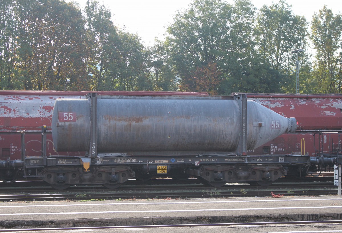 9252 053-7 (Uakks) am 9. Oktober 2015 im Bahnhof von Trostberg.