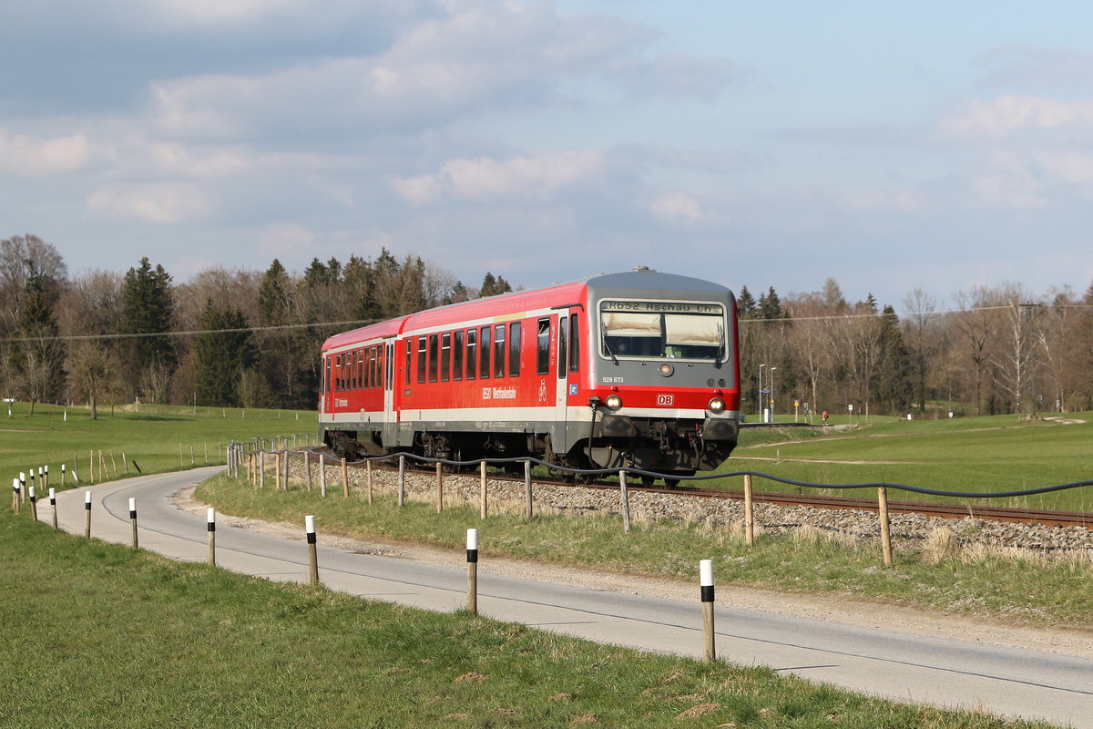 928 673 der  Westfrankenbahn  war am 16. April 2021 auf der  Chiemgau-Bahn  zwischen Prien am Chiemsee und Aschau im Chiemgau, hier bei Vachendorf, im Einsatz.