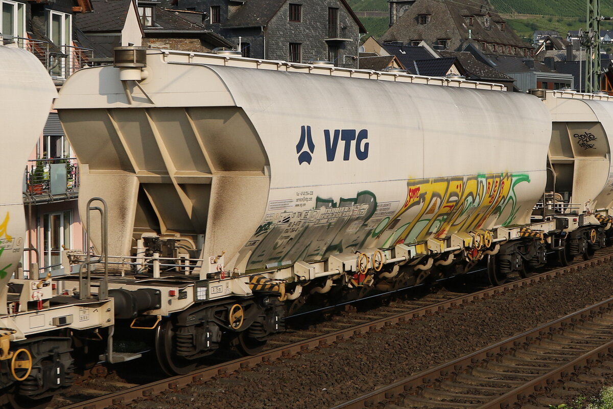 9347 154 (Uagnpps) von  VTG  am 23. Juli 2021 bei Oberwesel.