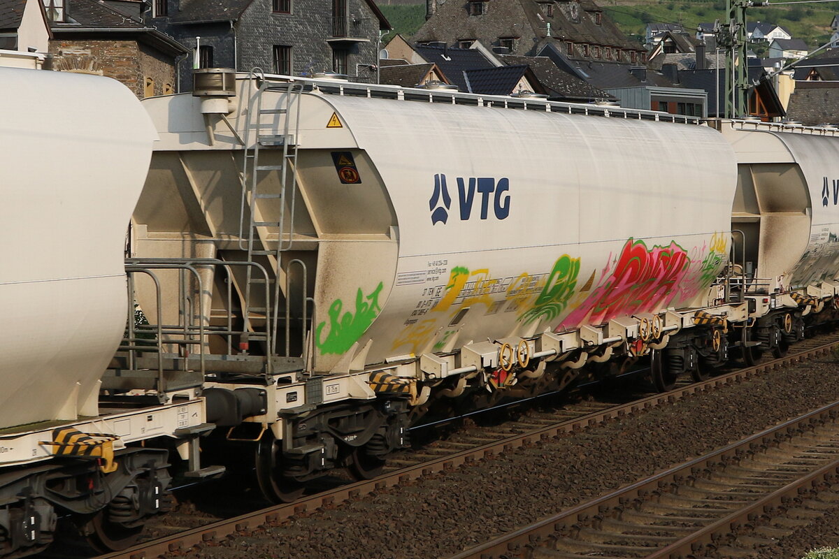 9347 165 (Uagnpps) von  VTG  am 23. Juli 2021 bei Oberwesel.