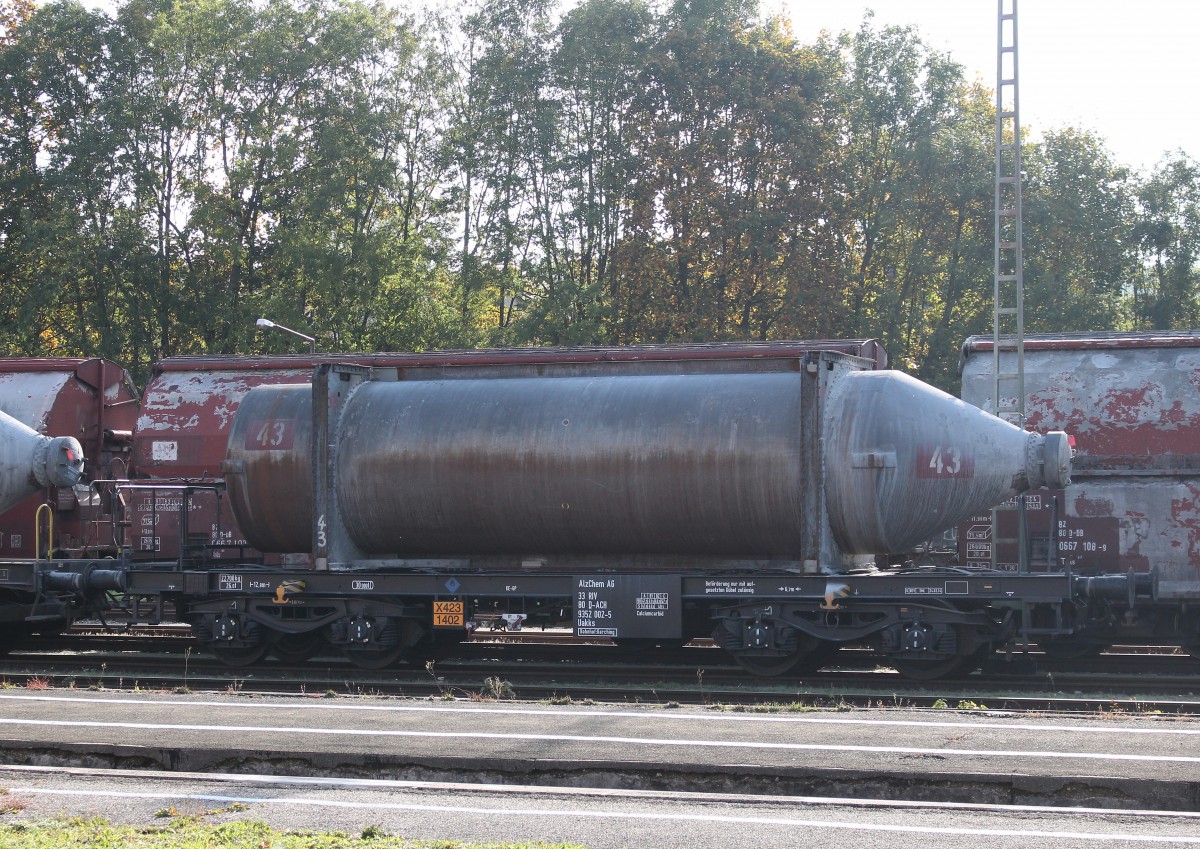 9352 002-5 (Uakks) der  Alz Chem AG  am 9. Oktober 2015 im Bahnhof von Trostberg.