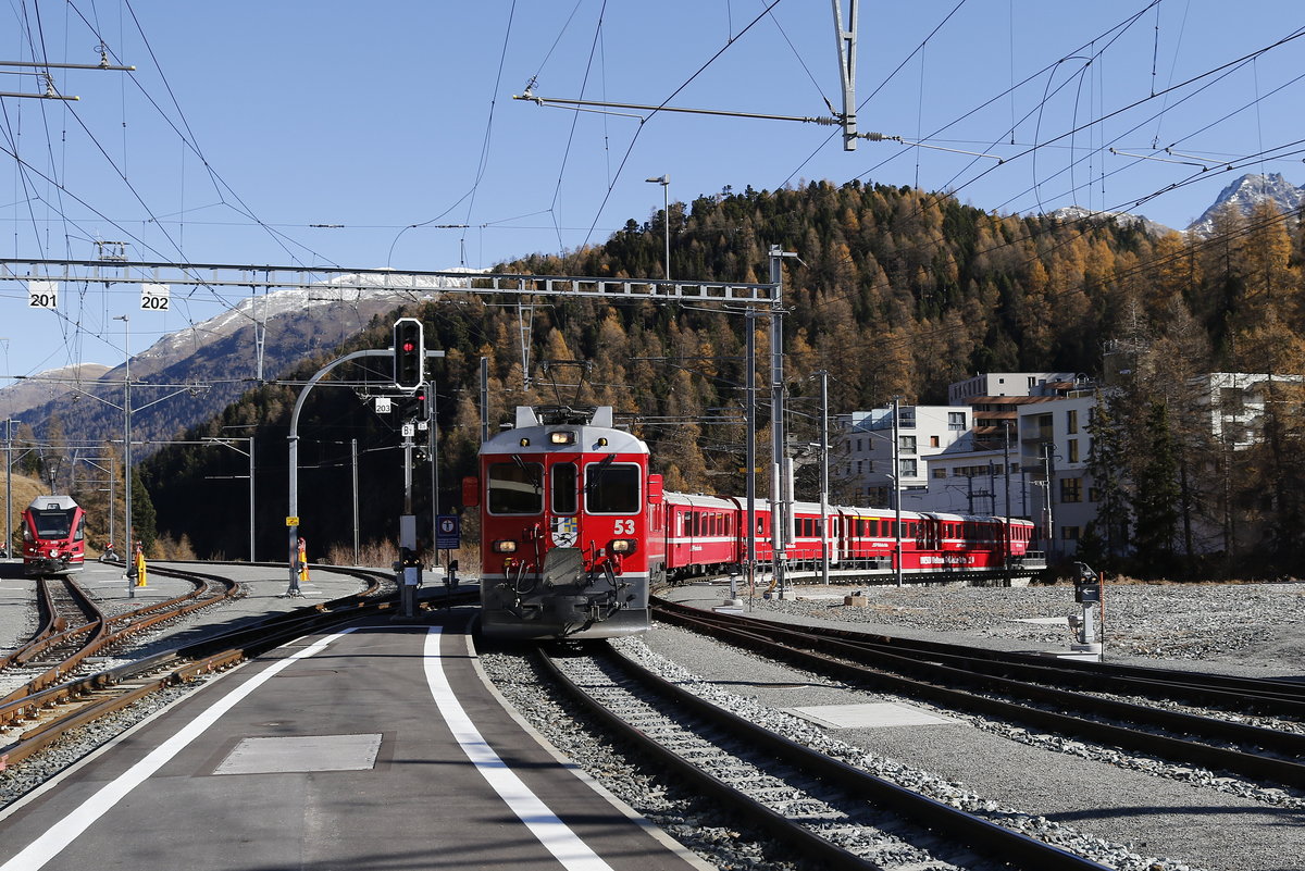 ABe 4/4 III - 53  Tirano  mit dem  Bernina-Express  bei der Einfahrt in den Bahnhof von St. Moritz am 30. Oktober 2017.