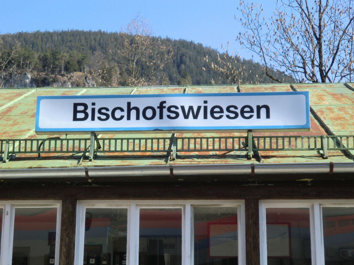Auf dem Dach des Bahnhofs ist das Schild in  Bischofswiesen  montiert. Aufgenommen am 8. Mrz 2011.