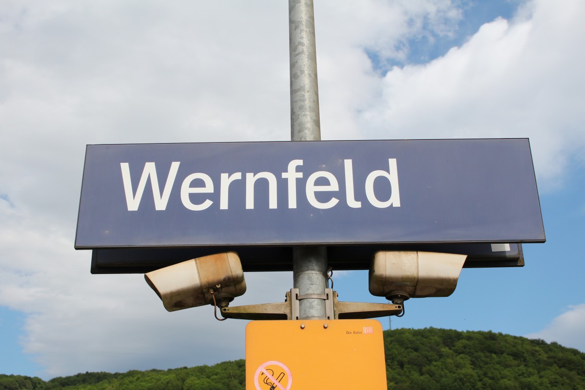 Bahnhofschild von Wernfeld im Maintal am 15. Mai 2015.