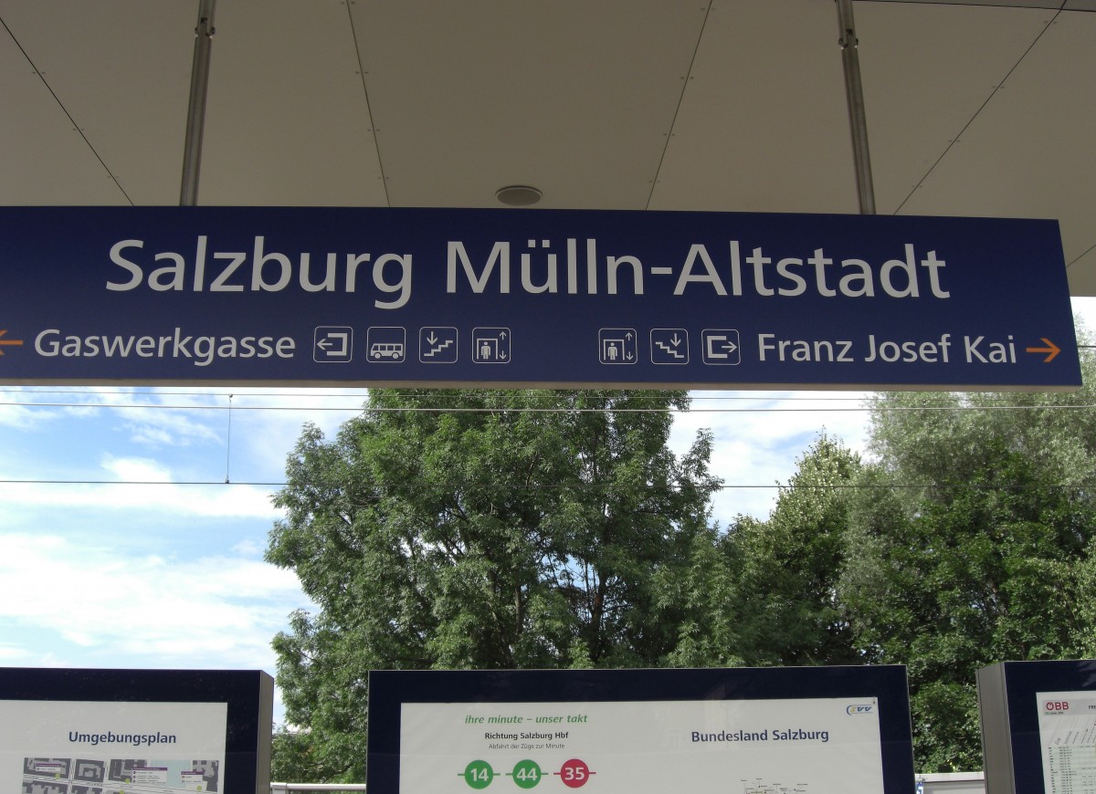 Bahnsteigschild in  Salzburg  Mlln-Altstadt  am 8. August 2010.