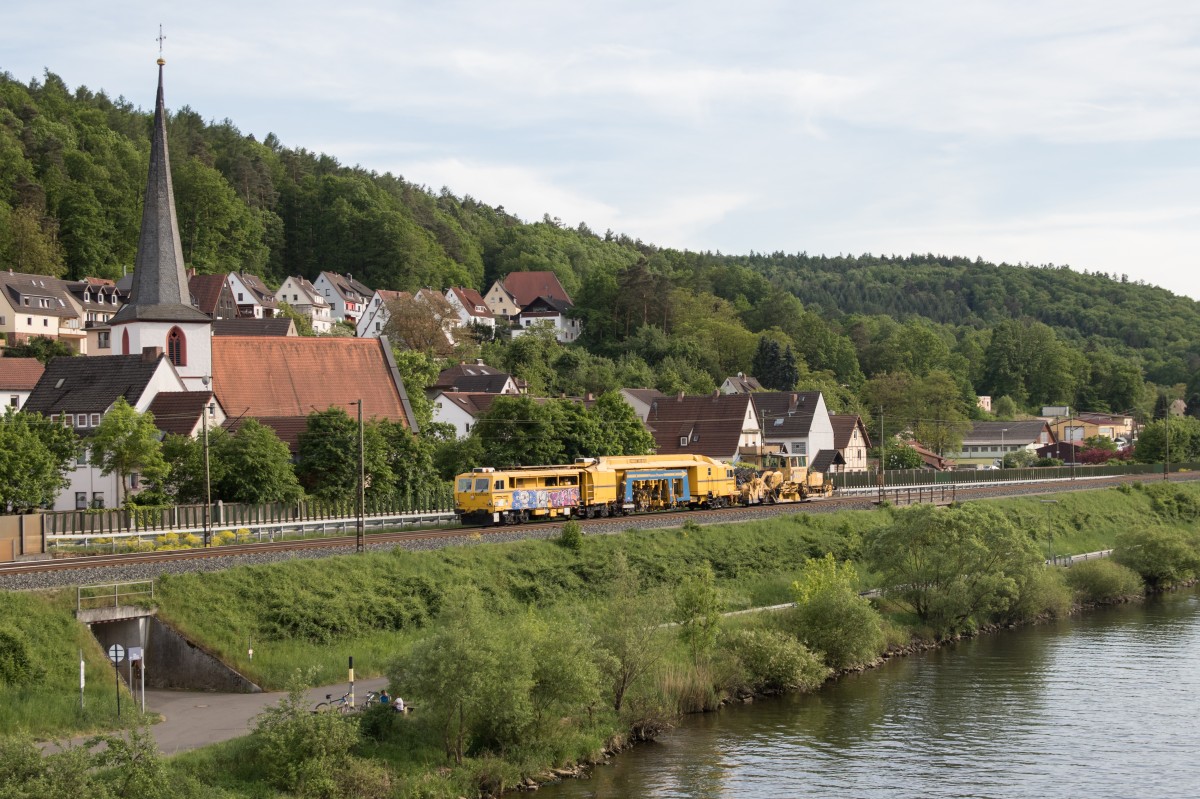 Bauzug am 15. Mai 2015 bei Wernfeld.