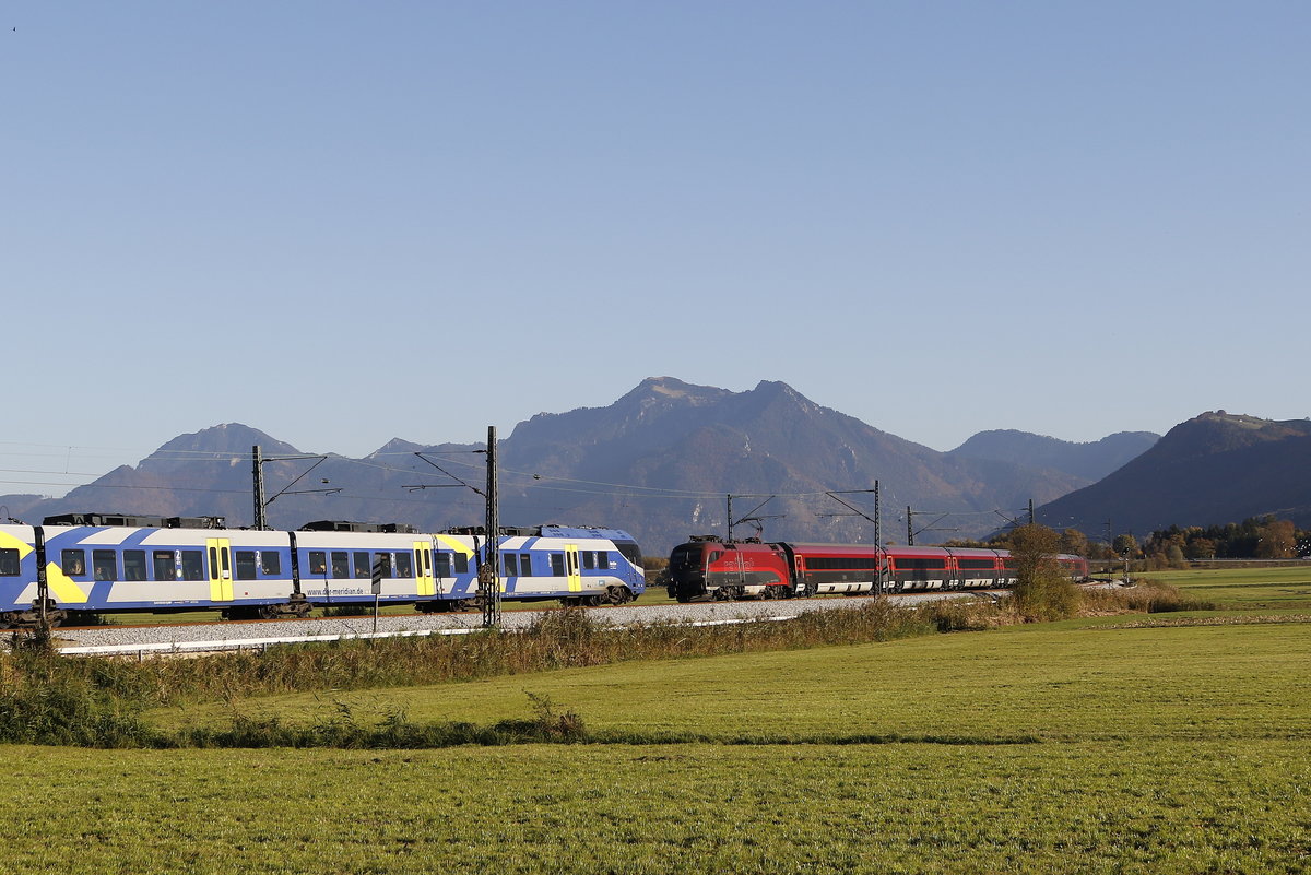 Begegnung von  Meridian  und Rail Jet  am 16. Oktober 2017 bei Bernau am Chiemsee.