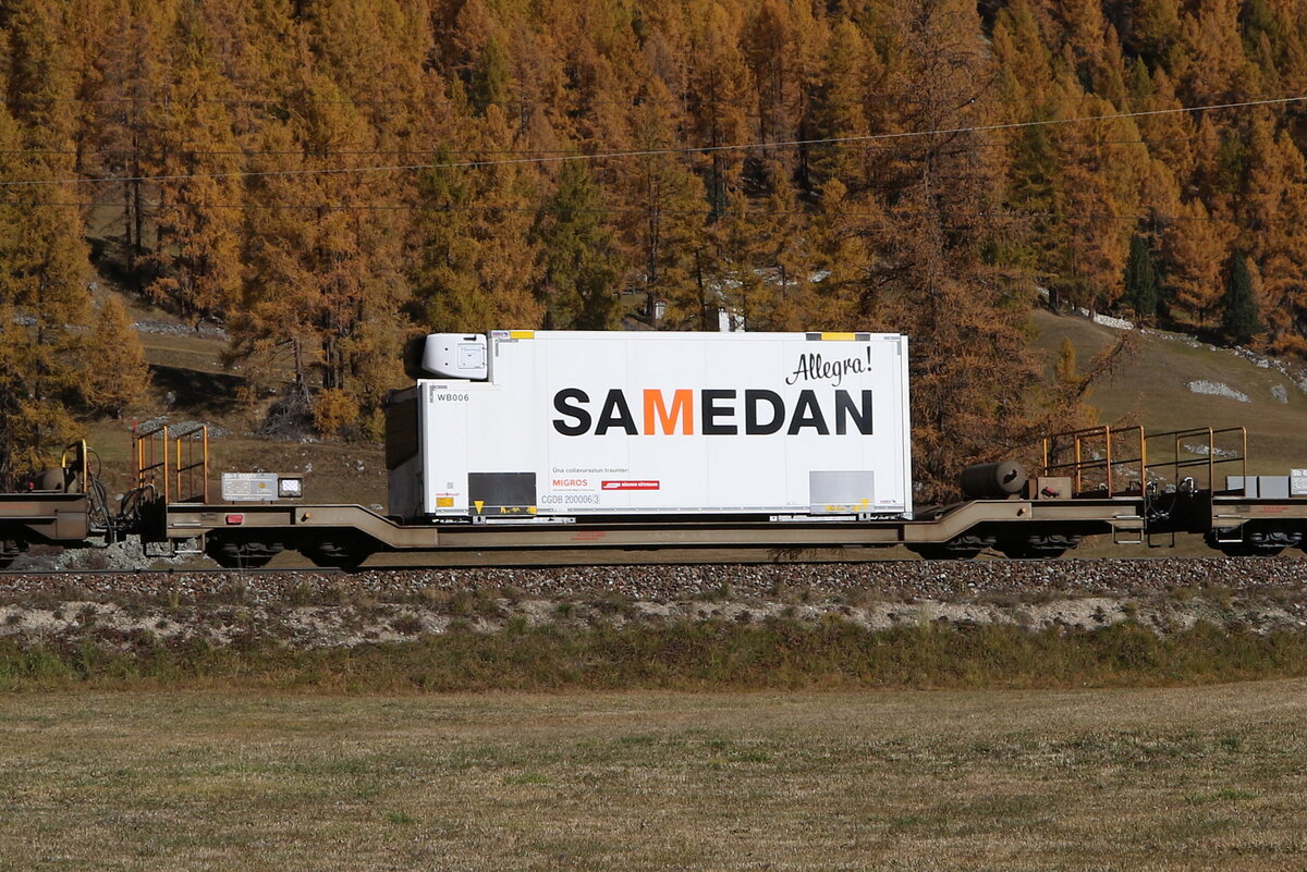 Containertragwagen Sb-t 65651 mit einem  MIGROS -Container am 26. Oktober 2021 bei Bever.