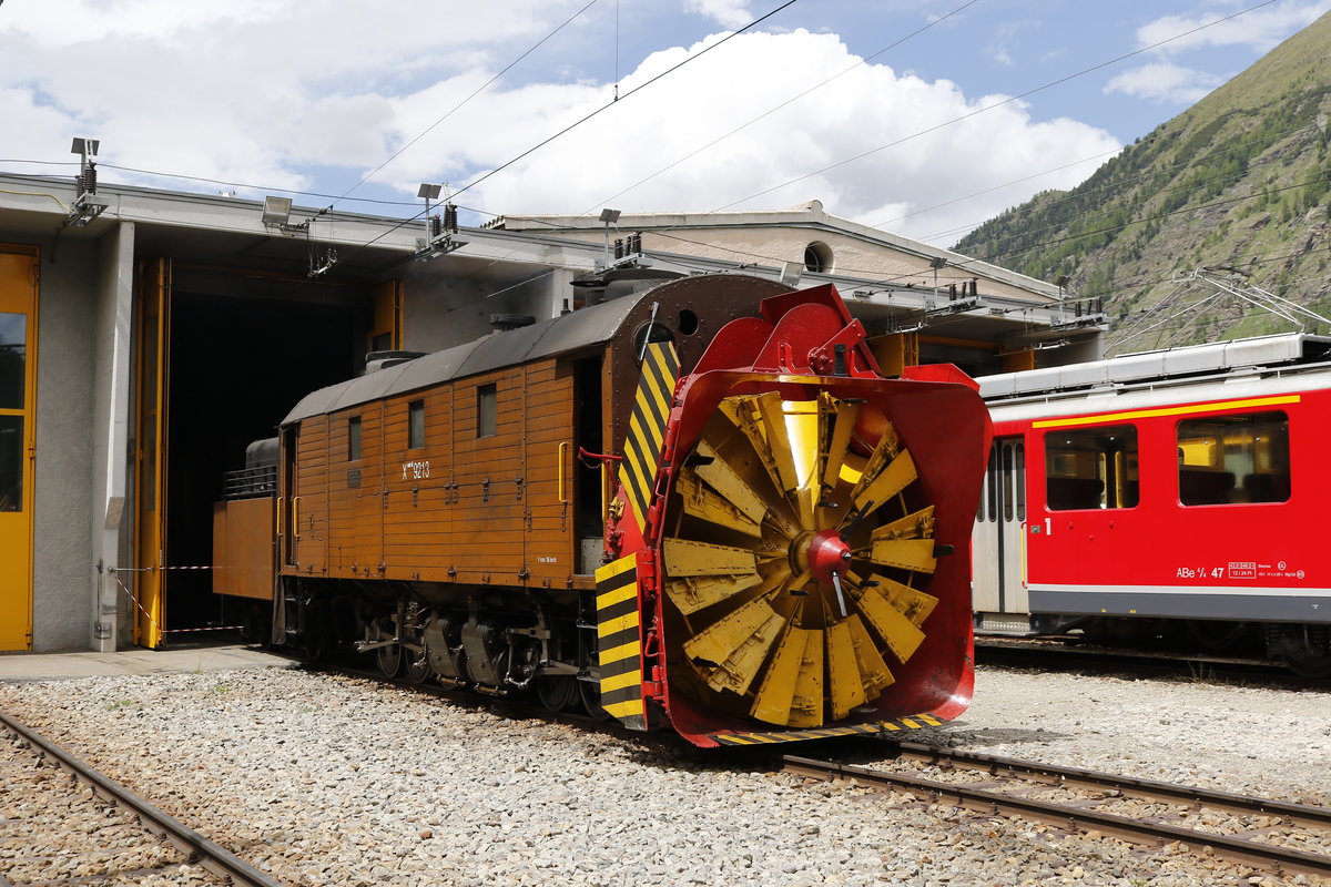 Dampf-Schneeschleuder X rot-d war am 10. Juni 2018 im Bahnhof von Pontresina abgestellt.