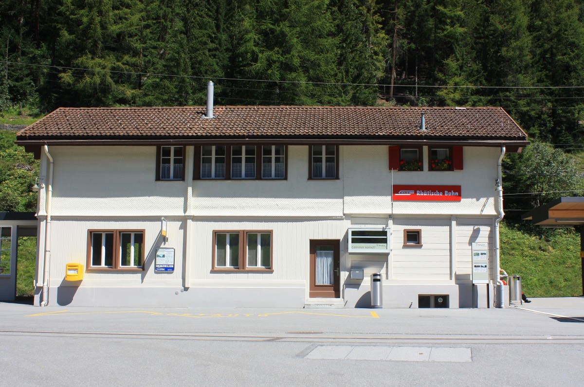 Das Bahnhofsgebude von  Bergn  an der Albula-Strecke am 18. August 2014.