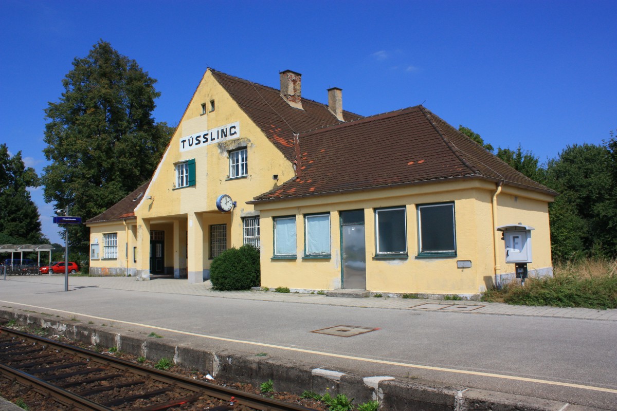 Das Bahnhofsgebude von  Tssling  an der Strecke Mhldorf-Freilassing. Aufgenommen am 22. August 2013.