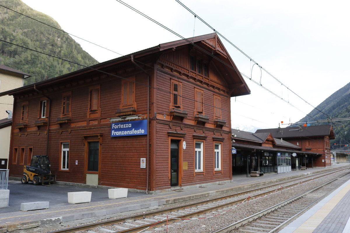 Der Bahnhof von  Franzensfeste - Fortezza  in Sdtirol am 7. April 2017.