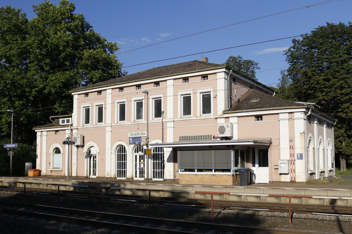 Der Bahnhof von  Neukirchen  im Haunetal an der Strecke von Fulda nach Kassel am 9. August 2017.