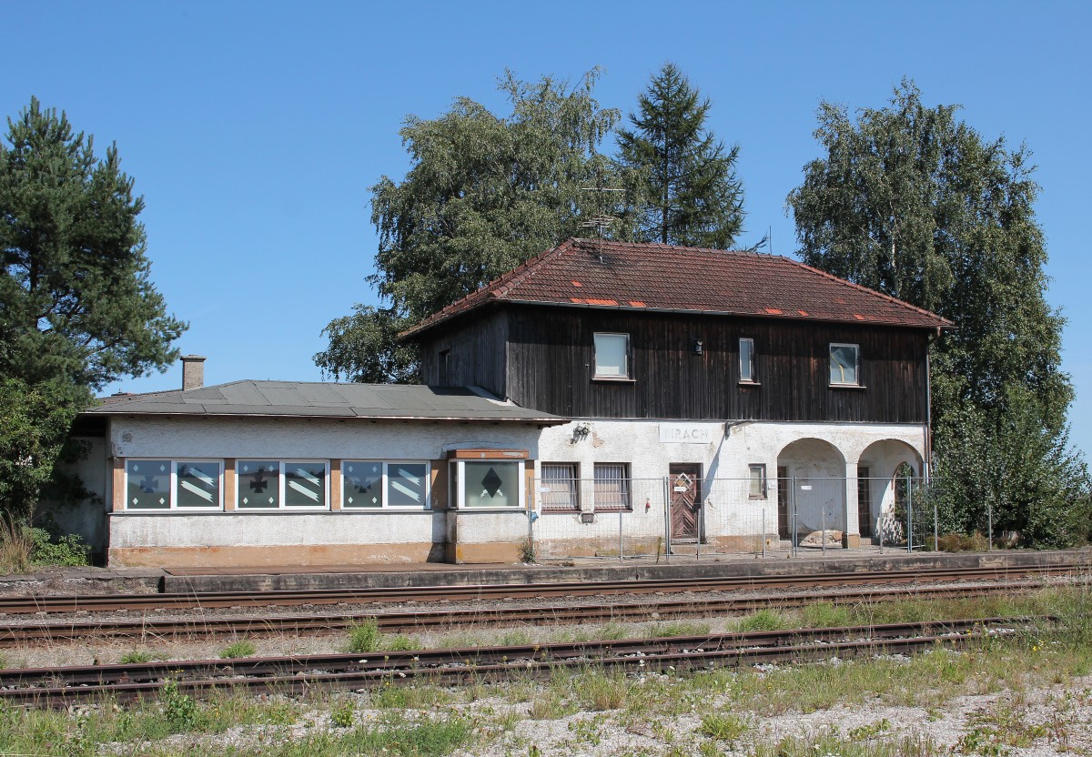 Der Bahnhof von Pirach, an der Strecke Mhldorf - Burghausen, hat auch schon bessere Zeiten gesehen. Aufgenommen am 26. August 2015.