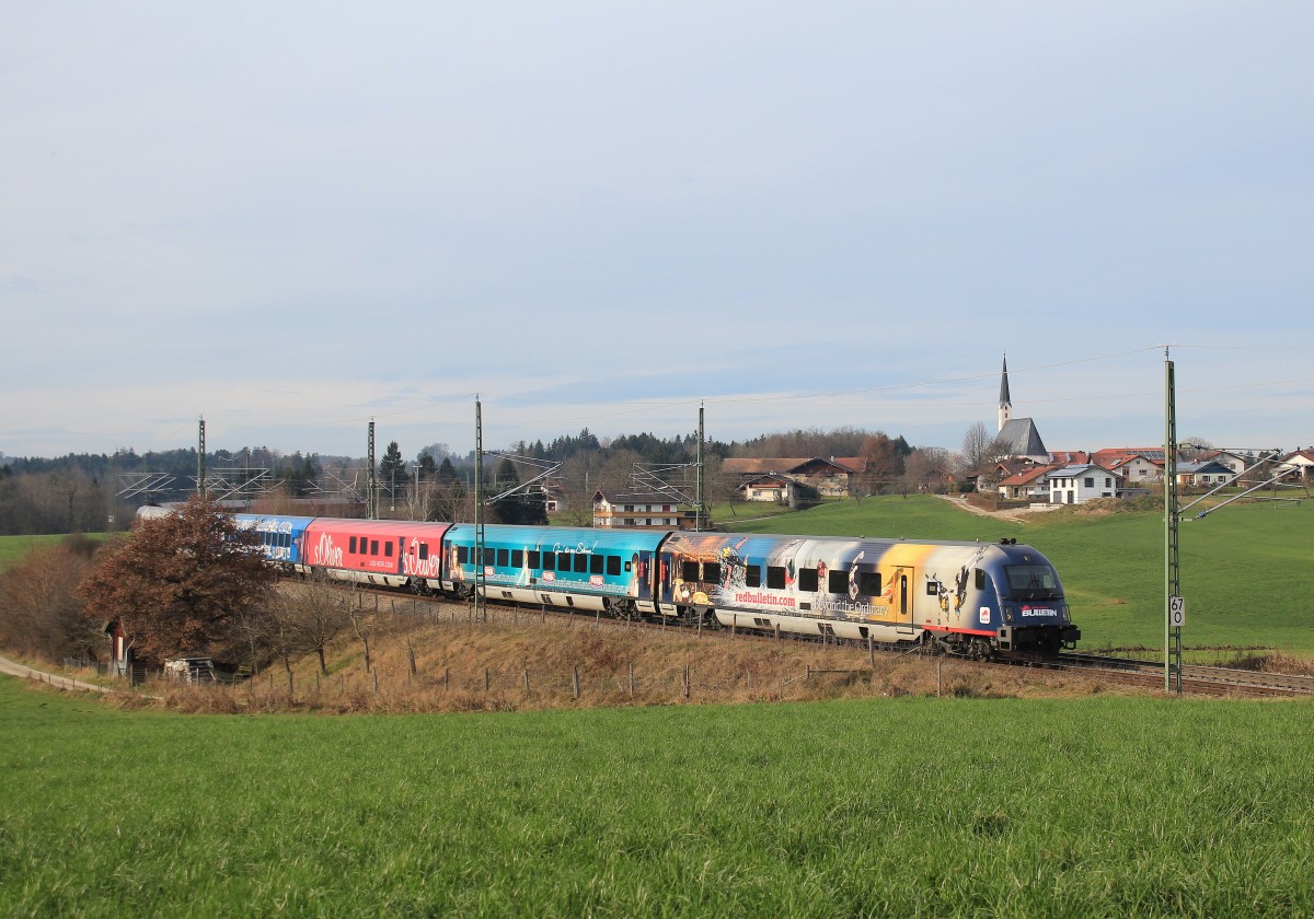 Der  Red Bull Fashion Train  ist am 13. Dezember 2014 bei Teisendorf in Richtung Salzburg unterwegs.