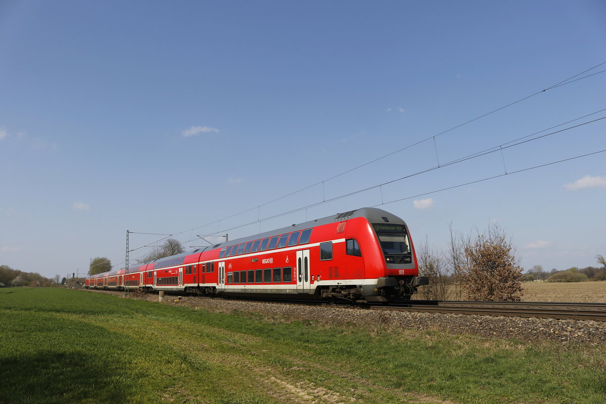 Doppelstock Regional-Express mit Fahrtziel Hannover am 30. Mrz 2019 kurz vor Bremen-Mahndorf.