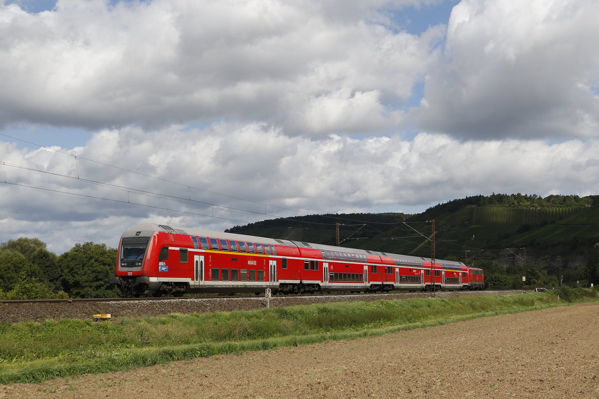 Doppelstock-Regionalzug am 19. August 2017 bei Himmelstadt im Maintal.