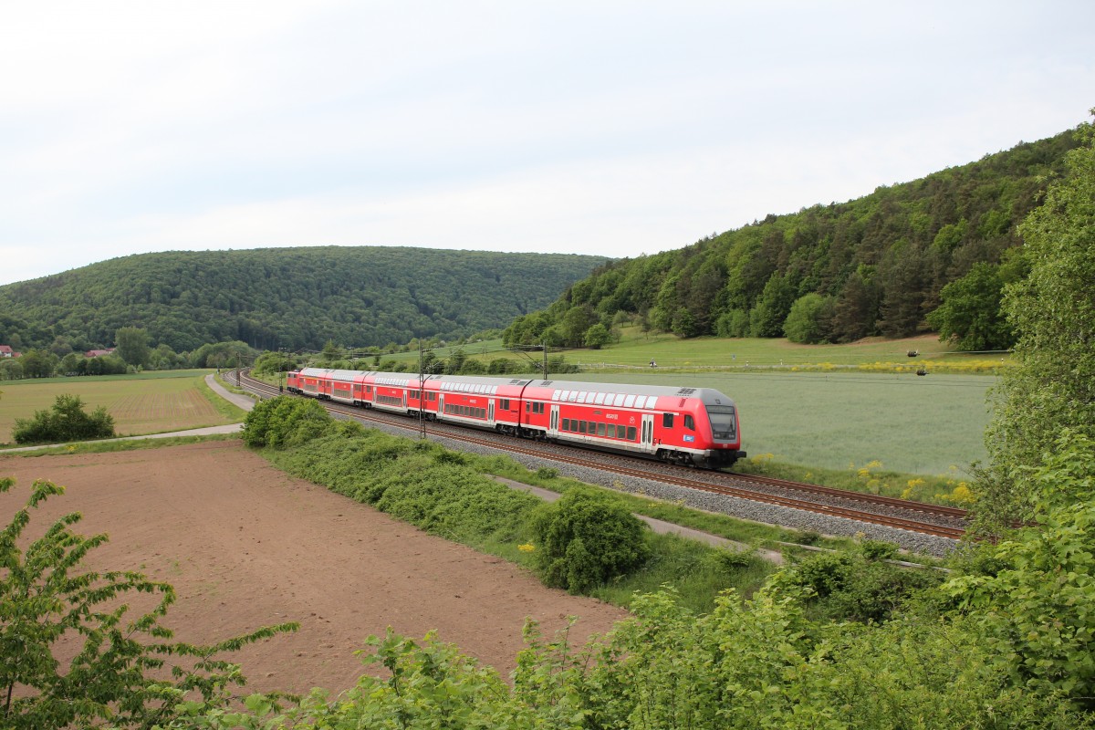 Doppelstock Regionalzug auf dem Weg nach Frankfurt am Main. Aufgenommen am 14. Mai 2015 bei Harrbach am Main.