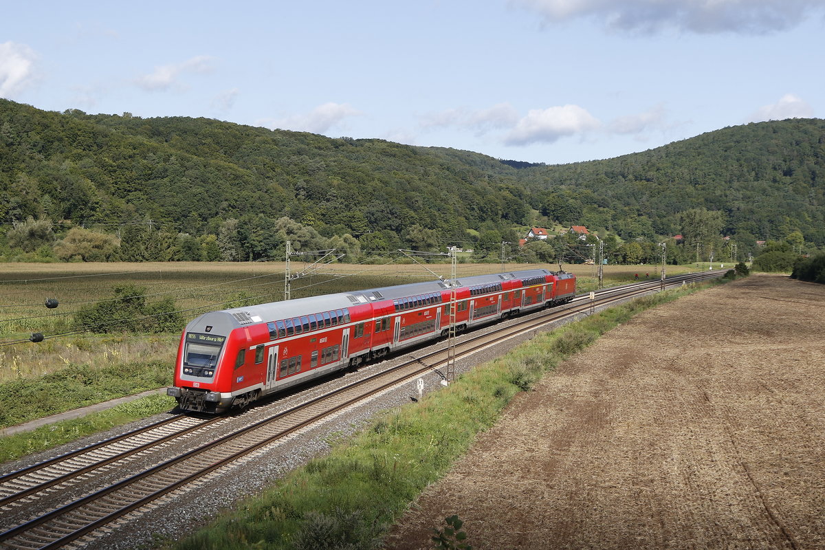Doppelstock-Regionalzug auf dem Weg nach Wrzburg, aufgenommen am 19. August 2017 bei Harrbach im Maintal.