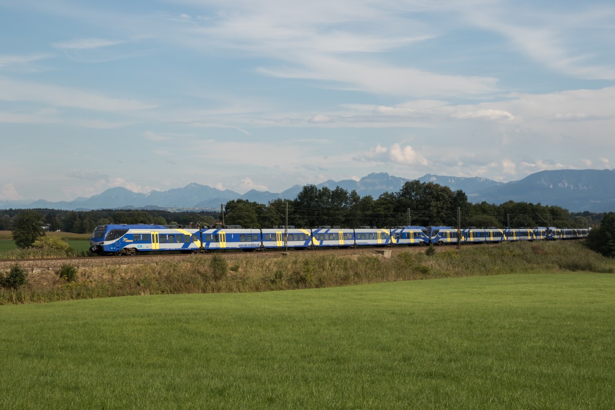 Dreiteilige Triebwagengarnitur auf dem Weg nach Mnchen am 11. September 2015 bei Rann.