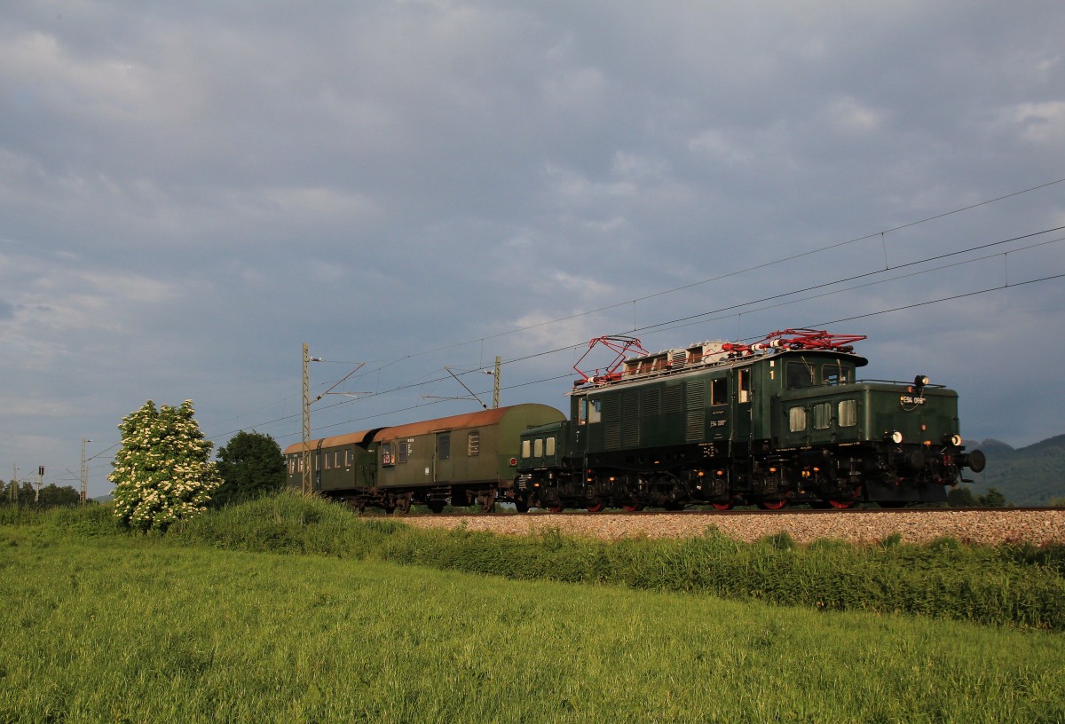 E 94 088 mit einem Sonderzug aus Freilassing kommend am 31. Mai 2014 bei bersee.