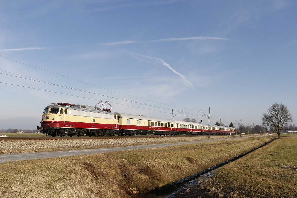 E10 1309 mit dem  AKE-Rheingold  auf der Rckreise vom Wrthersee nach Kln. Aufgenommen am 2. Januar 2017 bei bersee am Chiemsee.