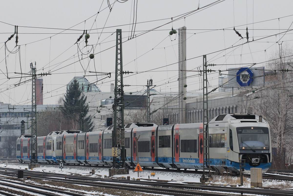 Eine dreiteilige Garnitur der  Bayerische Oberland Bahn  bei der Einfahrt in den Haltepunkt  Heimeranplatz  am 27. Mrz 2013.