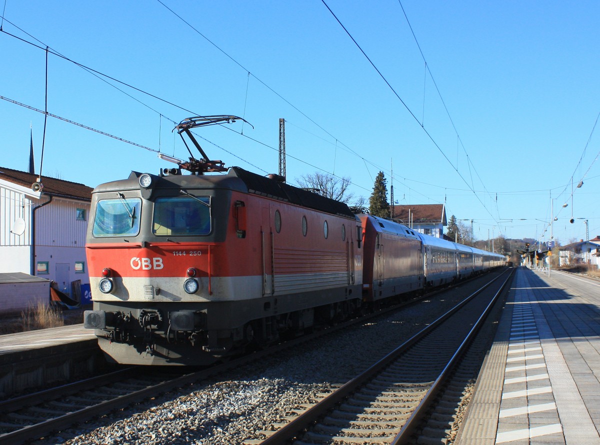 Eine seltene Zuglok war am 24. Februar 2014 am EC 115 im Einsatz. 1144 250 und dahinter im abgebügelten Zustand 101 126 im Bahnhof von Prien am Chiemsee.