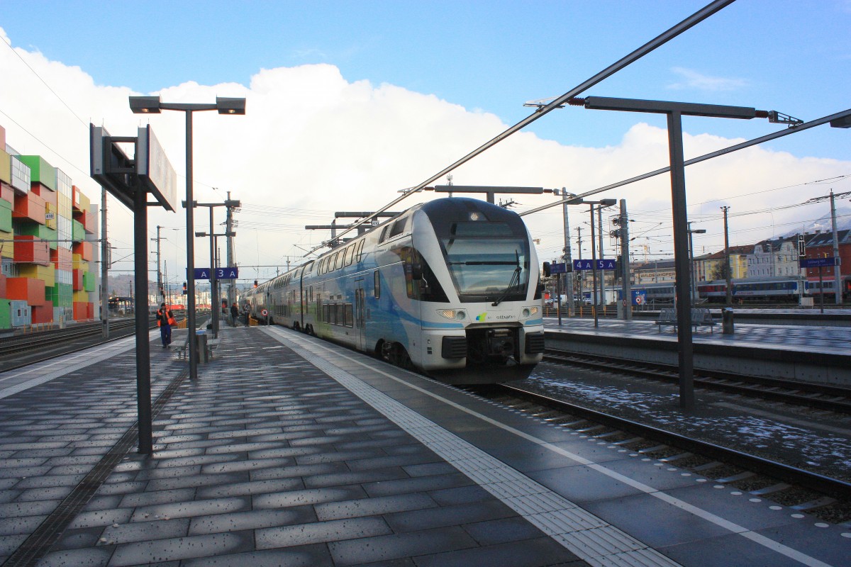 Eine WEST-BAHN bei der Einfahrt in den Salzburger Hauptbahnhof am 30. November 2013.