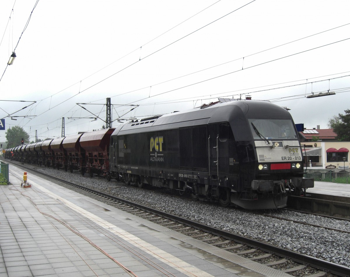 ER 20-013 am 12. April 2007 mit einem Gleisschotterzug  im Bahnhof von Prien am Chiemsee.