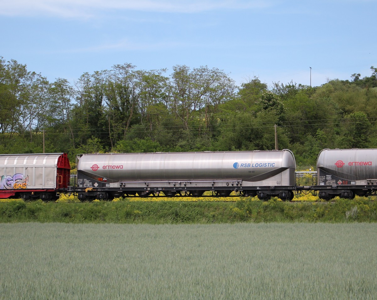 Ermewa-Staubgutwagen 9327 316-7 am 14. Mai 2015 bei Karlstadt.