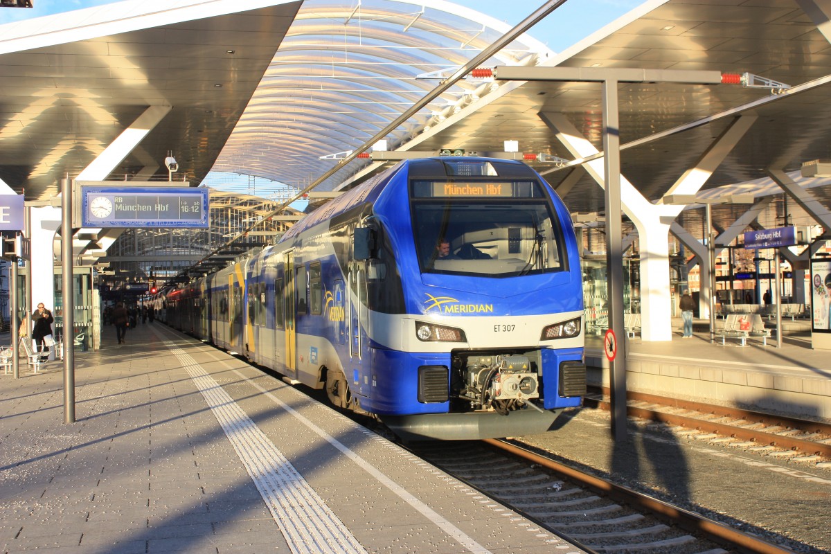 ET 307 von  MERIDIAN  kurz vor der Abfahrt aus dem Salzburger Hauptbahnhof. Aufgenommen am 6. Januar 2014.
