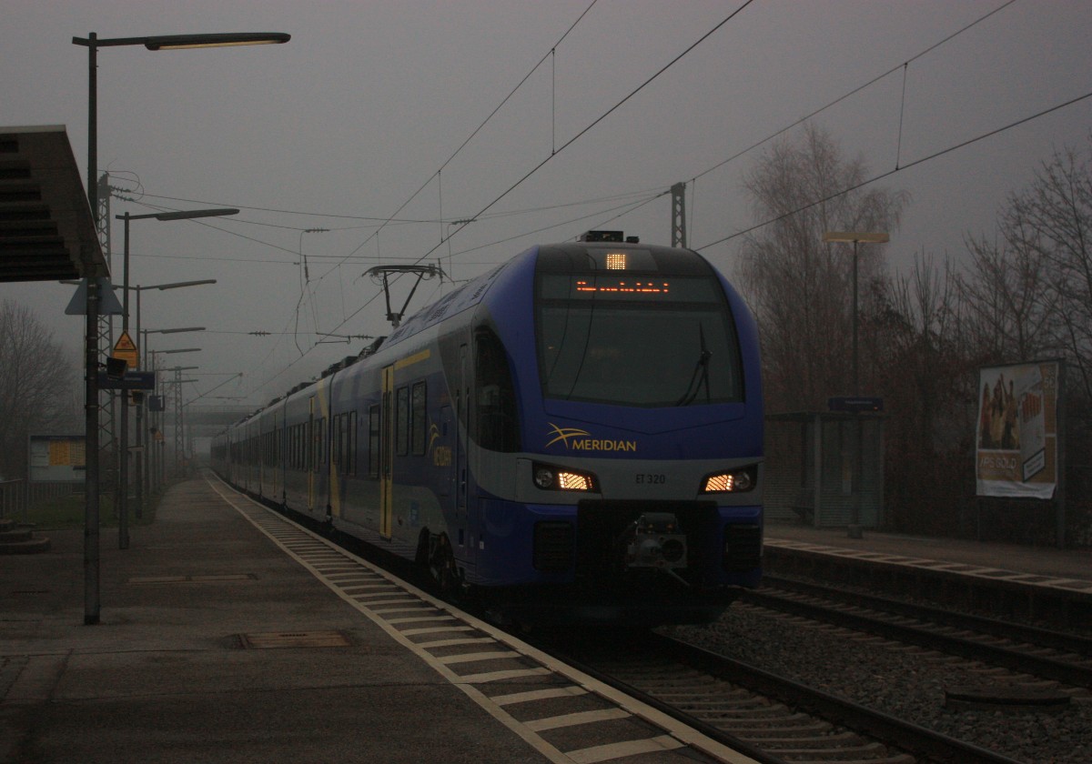 ET 320 von  Meridian  taucht am 13. Dezember 2013 aus dem dichten Nebel im Bahnhof von Bernau am Chiemsee auf. Der Triebwagen befand sich auf Testfahrten, da diese Garnituren ab dem 15. Dezember 2013 auf der Strecke München - Salzburg im Planverkehr eingesetzt werden.