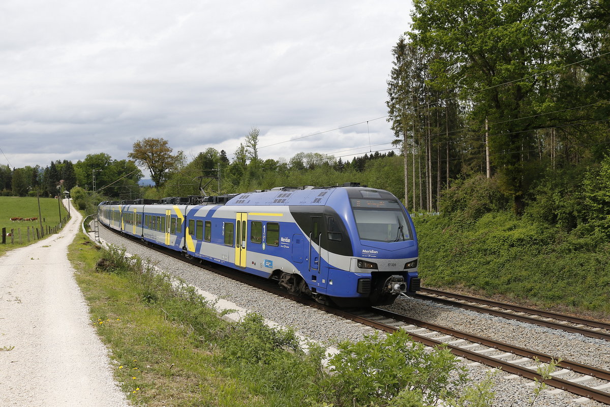 ET 320 war am 1. Mai 2018 auf dem Weg nach Salzburg. Das Bild entstand bei Grabensttt.