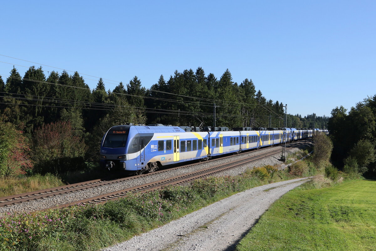 ET 321 war am 25. September mit zwei weiteren Garnituren bei Grabensttt im Chiemgau in Richtung Mnchen unterwegs.