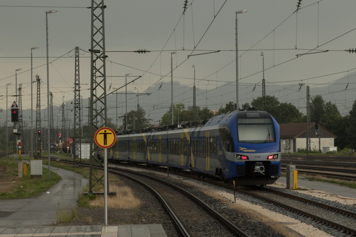 ET 324 bei der Ausfahrt aus dem Bahnhof von Rosenheim am 11. September 2015.
