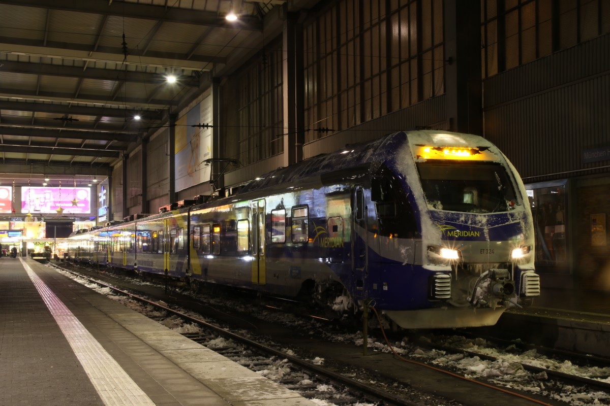 ET 324 leicht verschneit am 30. Dezember 2014 im Mnchner Hauptbahnhof.