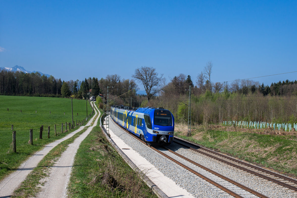ET 326 auf dem Weg nach Salzburg, aufgenommen am 9. April 2017 bei Sossau.