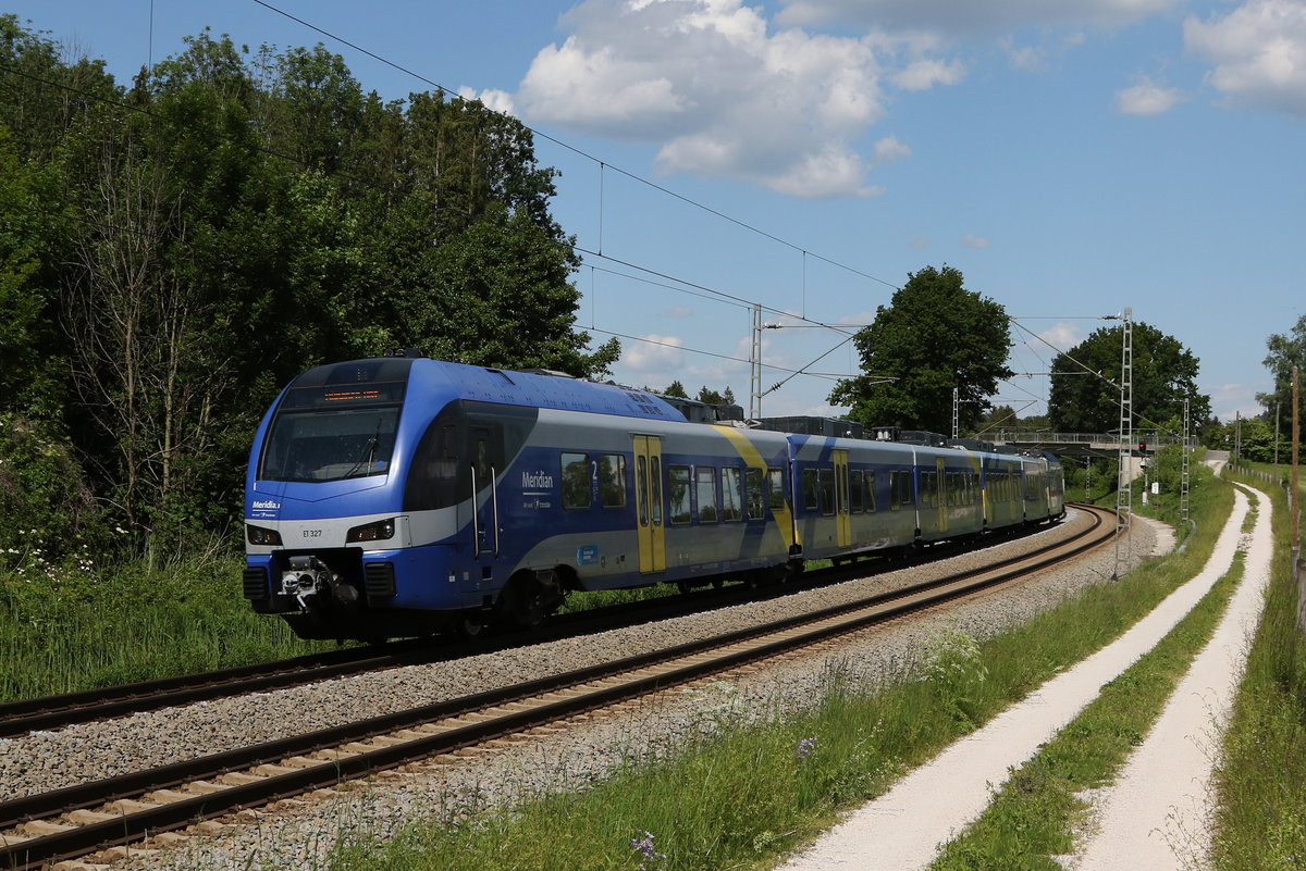 ET 327 war am 2. Juni 2020 von Salzburg nach Mnchen unterwegs. Aufgenommen bei Grabensttt im Chiemgau.