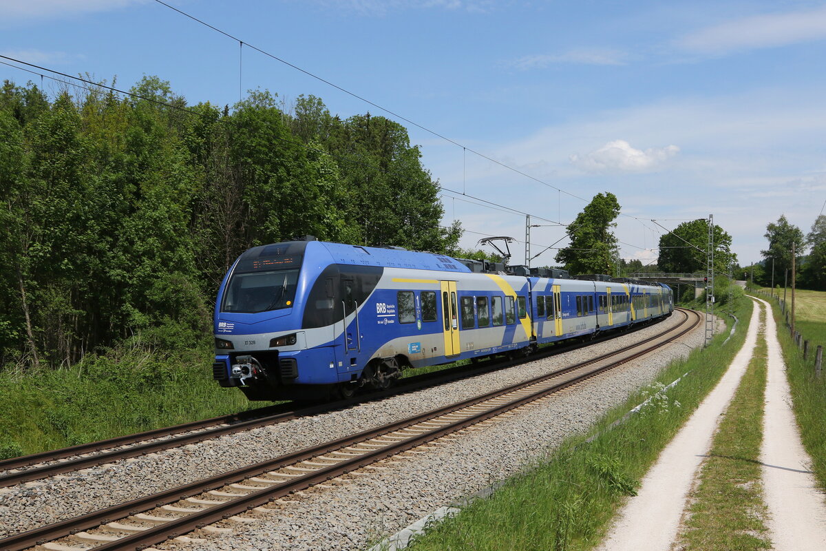ET 328 war am 2. Juni 2021 bei Grabensttt in Richtung Rosenheim unterwegs.