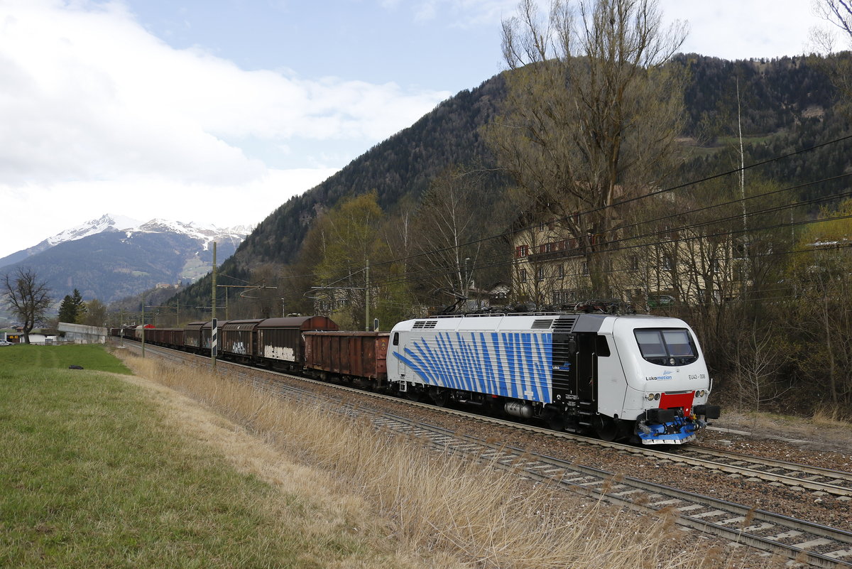 EU 43 008 am 7. April 2017 vom Brenner kommend bei Freienfeld in Sdtirol.