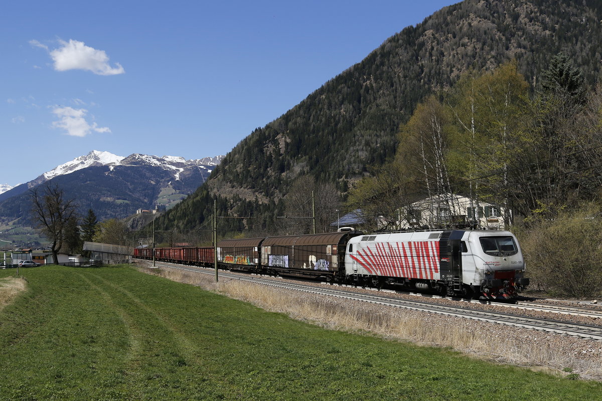 EU43 005 mit einem gemischten Gterzug kam uns am 8. April 2017 vom Brenner kommend bei Freienfeld/Campo di Trens vor die Linse.