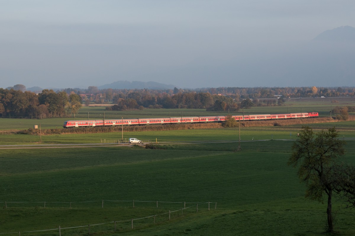 Flchtlings-Sonderzug auf dem Weg von Freilassing nach Mnchen. Aufgenommen am 26. Oktober 2015 kurz vor Prien am Chiemsee.