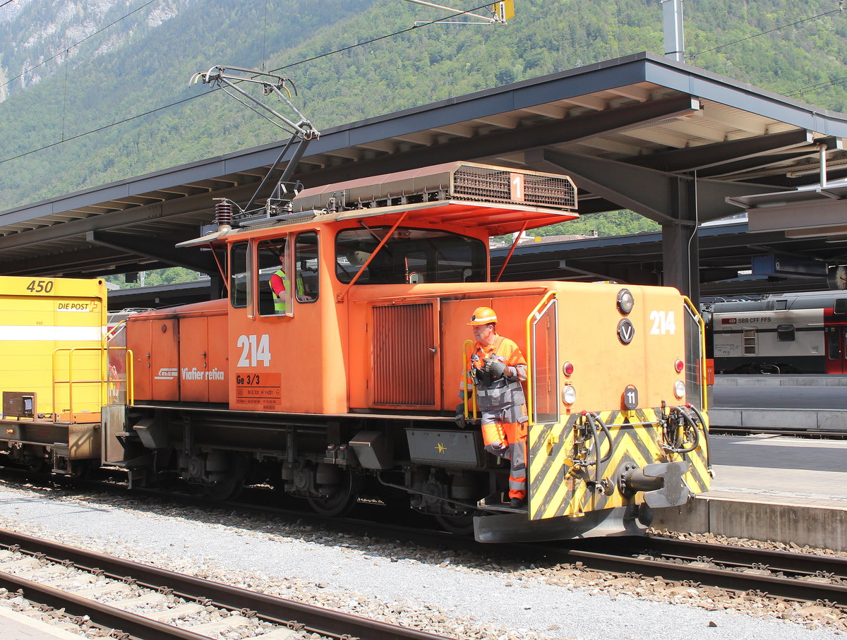Ge 3/3 214 der  Rhtischen Bahn  am 27. Mai 2016 im Bahnhof von Chur.
